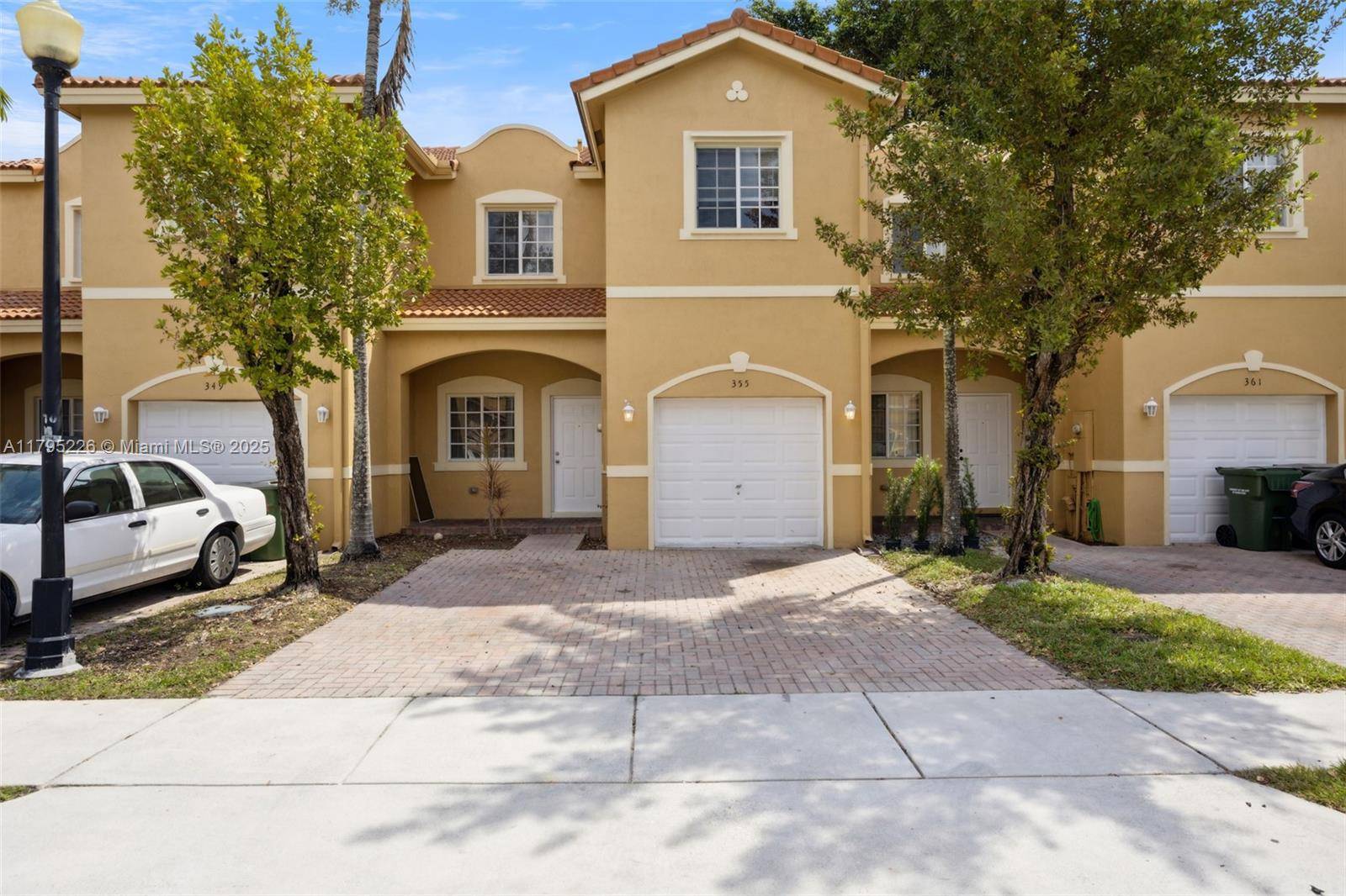 Charming 2 Story Townhome with Fenced Yard amp ; Modern Finishes !