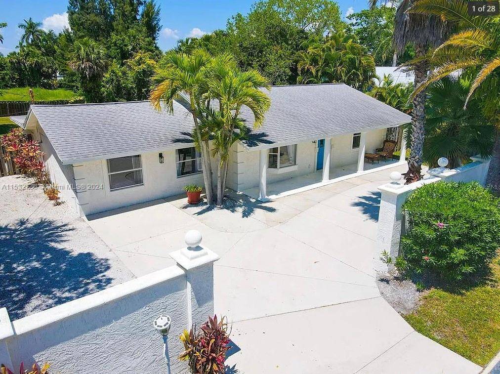 This property is a 4 bedroom 2 bathroom property located on an oversized lot on Bay Island just a short drive to the sugary sands of Siesta Key Beach and ...