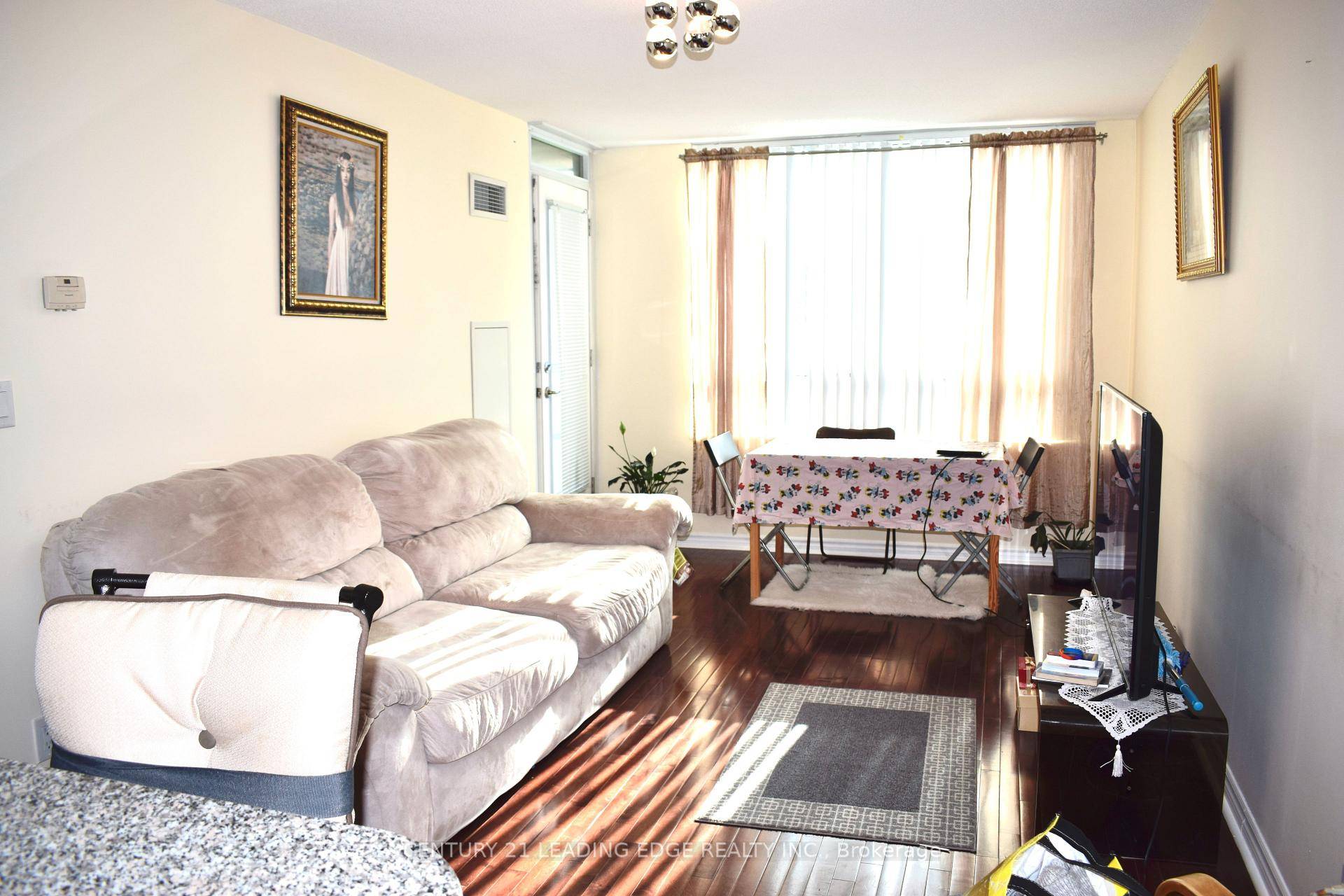 Excellent Location, Bright amp ; Spacious One Bedroom Unit with Sw Exposure, Clean and Well Maintained, All Utilites included, Walking To Feshco, Shopper Drug Mart, BMO, RBC, and McCowan Subway ...
