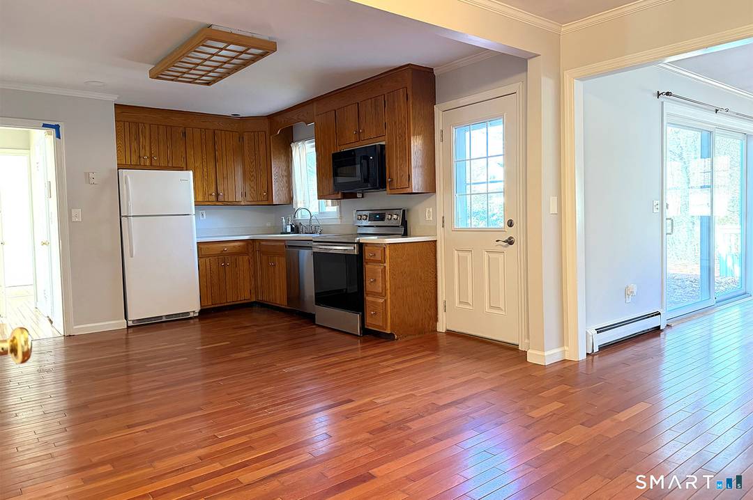 This adorable Lake Hills Cape is walking distance to one of the five beaches.