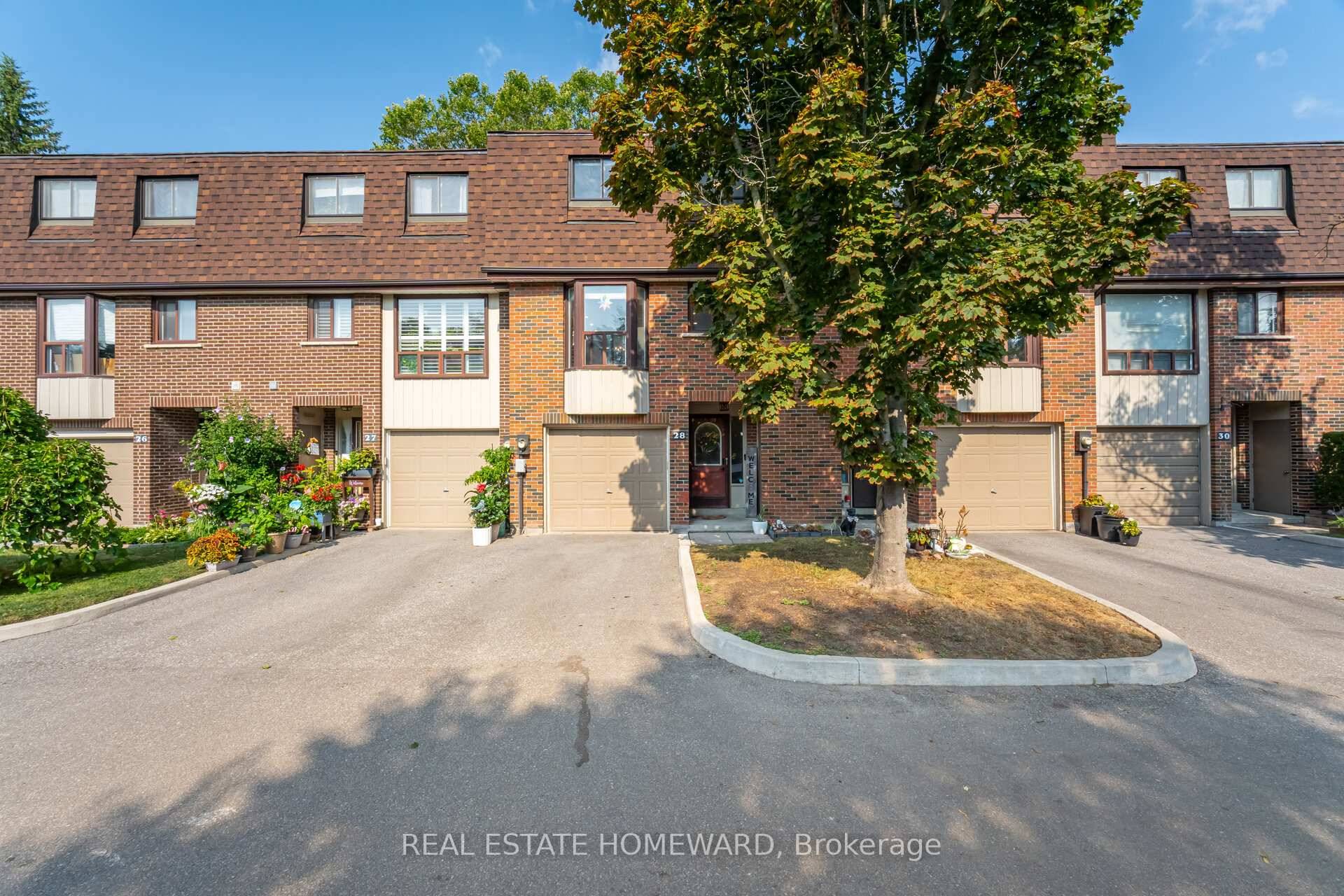 Nestled In The Highly Sought After Lynde Creek Community, This Stunning 3 bedroom Townhome Offers The Perfect Blend Of Style, Comfort And Convenience.