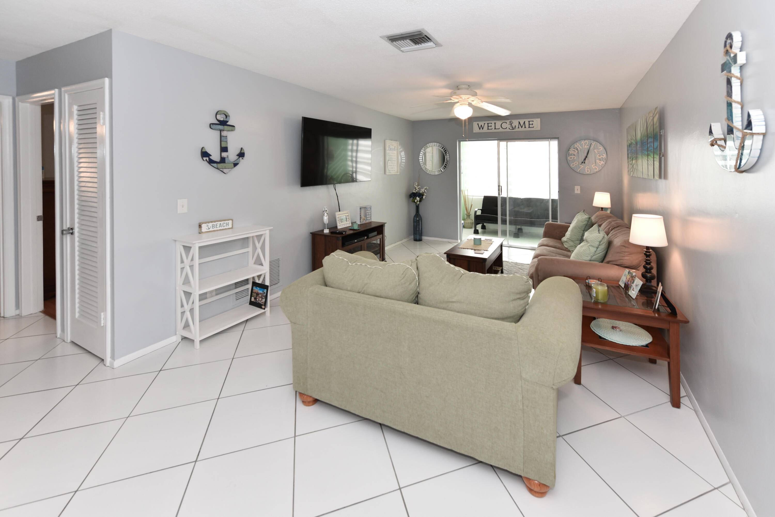 Very well maintained condo.