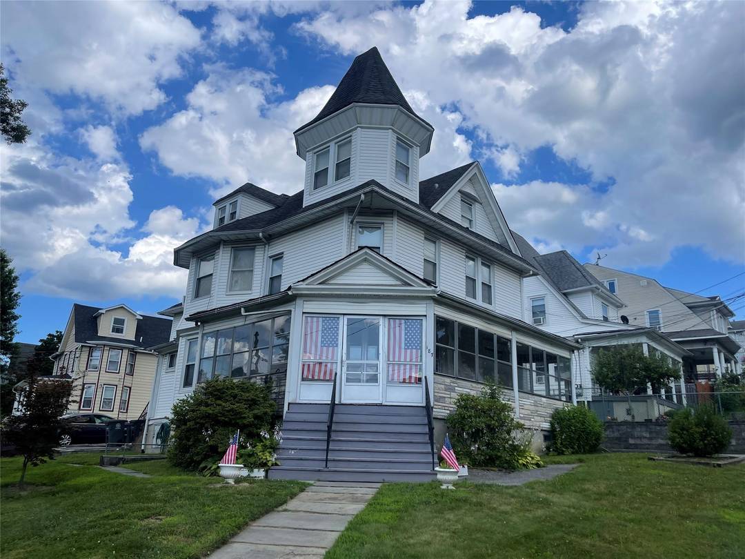 ALL UTILITIES ARE INCLUDED PARKING INCLUDED 2 SPACES !