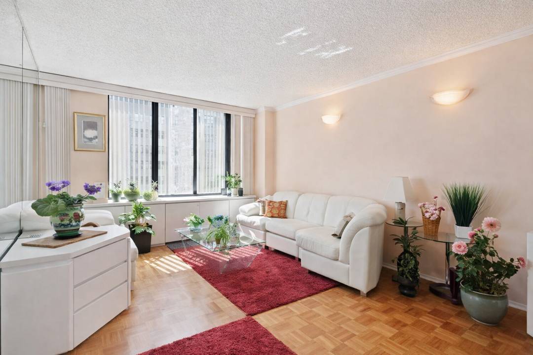 Welcome to this spacious alcove studio in the reputed Fifth Avenue Tower Condominium !