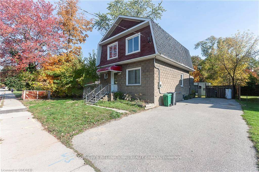 Live In detached furnished, 3 Bedroom Home, located in the desirable Lorne Park Neighbourhood !