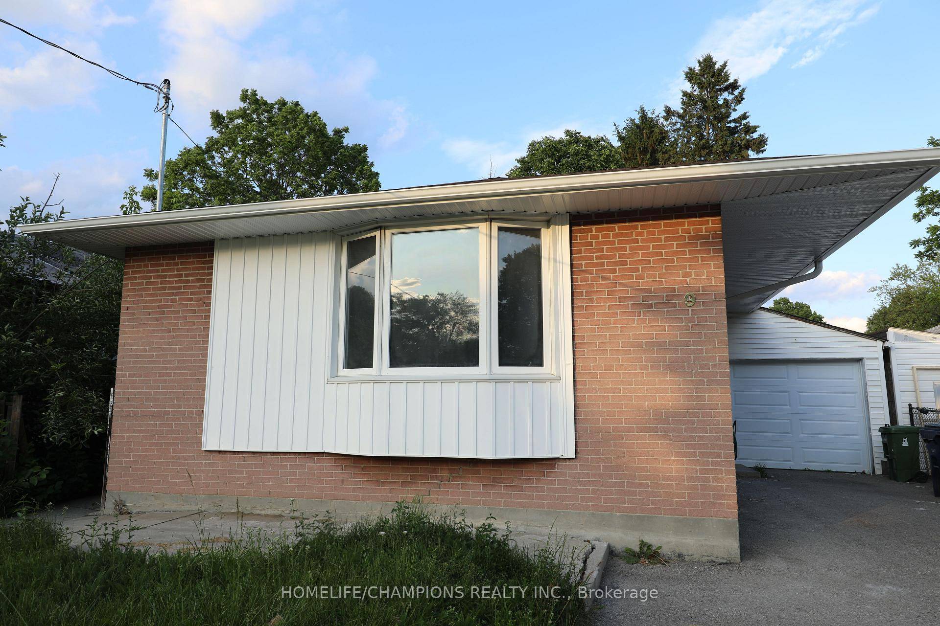 Spacious and well maintained 3 bedroom bungalow available for rent in a convenient and sought after neighborhood near Lawrence amp ; Bennett.