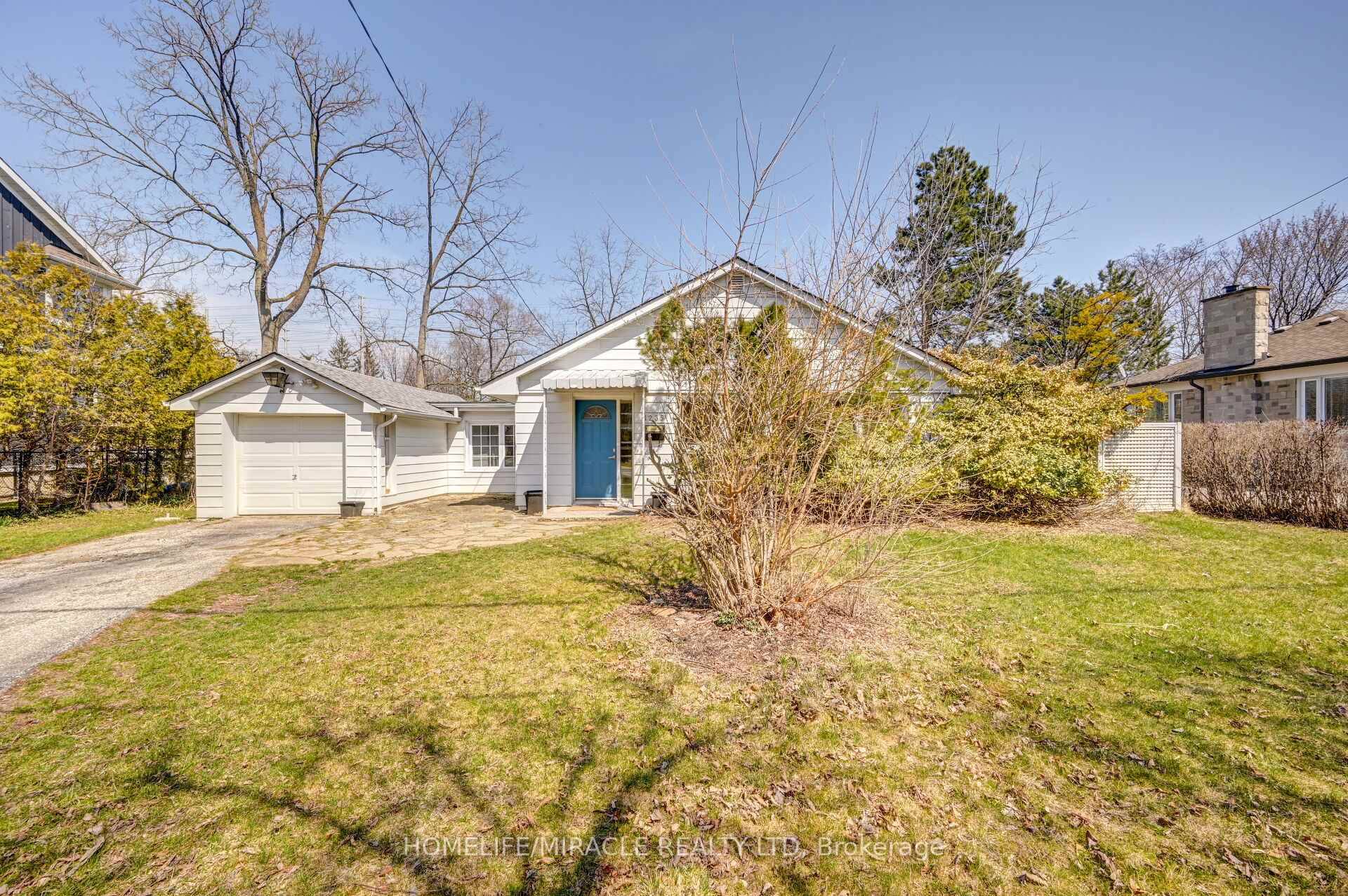 Live in the sought after Mineola West neighborhood within the prestigious Kenollie school district.