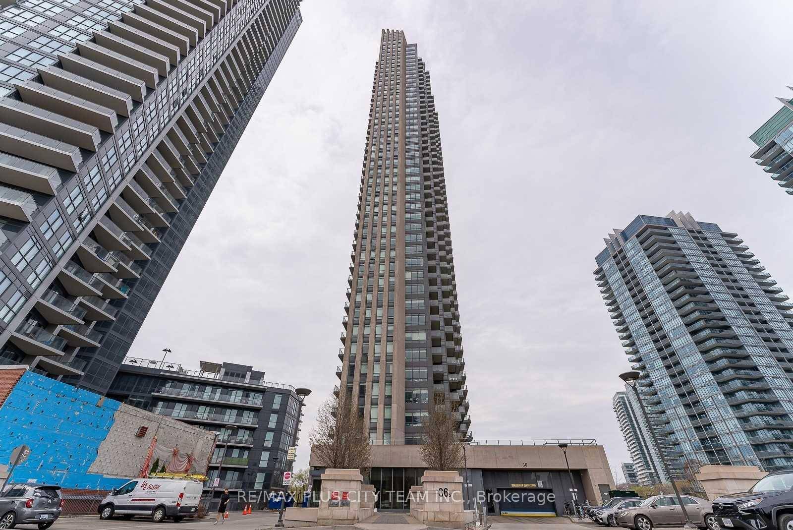 Welcome to this stunning one bedroom sub penthouse, where 10 foot smooth ceilings create an expansive, airy atmosphere and elevate the overall sense of luxury.