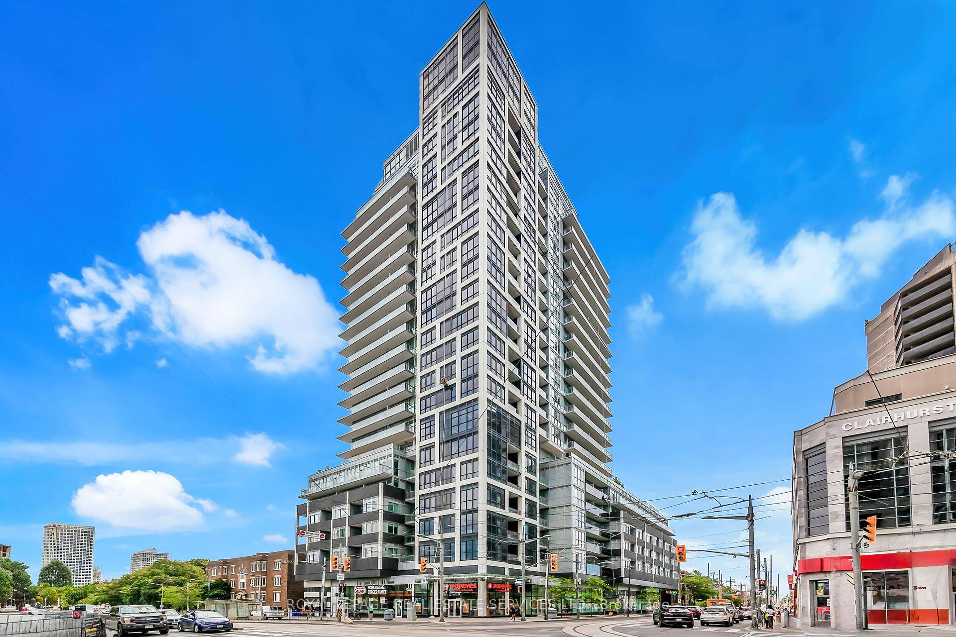 Sophisticated corner suite with unrivaled views of the Toronto skyline and lake.