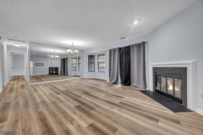 Beautiful 2nd Floor Unit with Private Entrance in Highly Desirable Woodhaven !