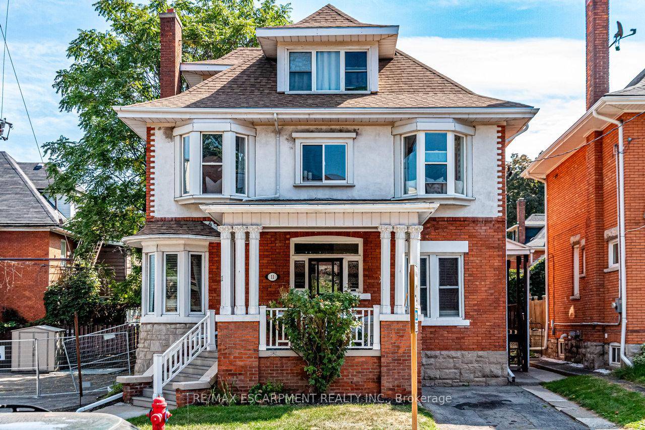 Urban Oasis Found Newly amp ; professionally renovated 2 1 bedroom apartment, 812 sqft, an urban oasis redefined for just 2450 including all utilities and parking.