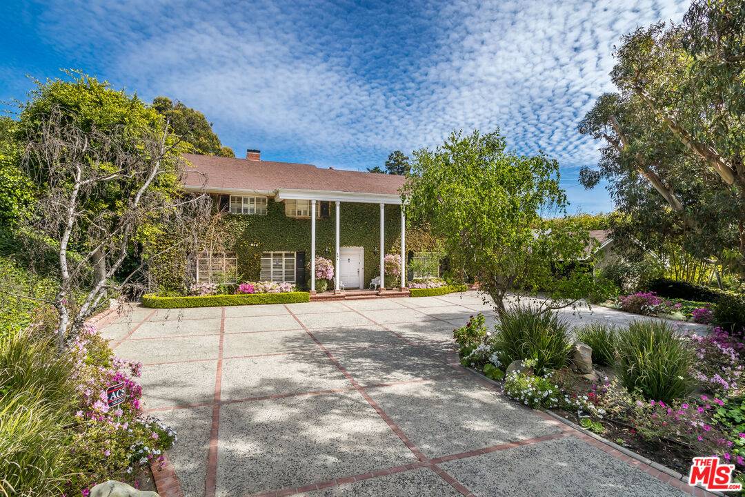 694  N TIGERTAIL RD Brentwood LA