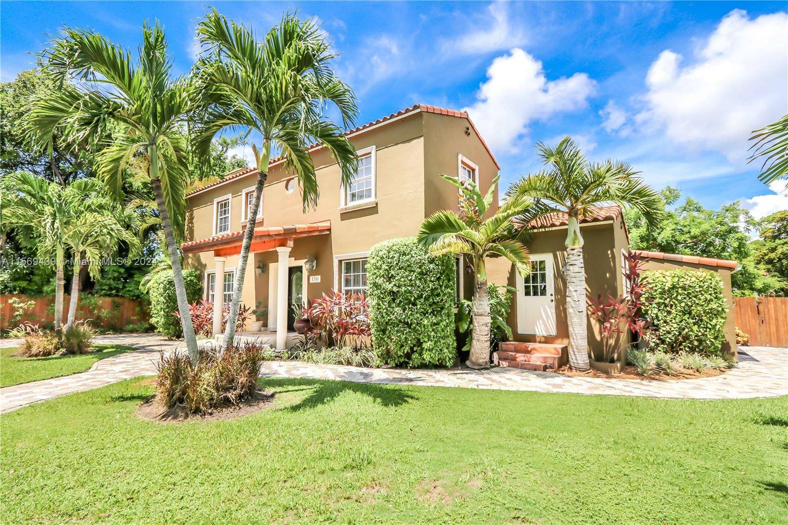 Bright and beautiful 2 story home siting on a 9800 Sq.