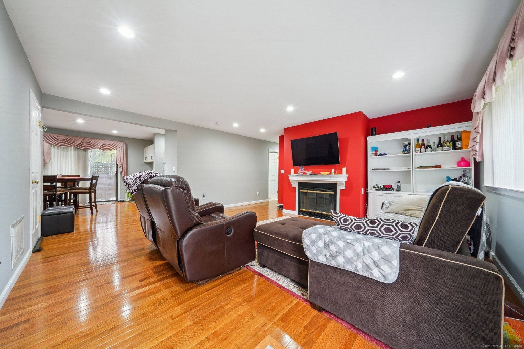 Don't miss the opportunity to own this first floor unit in Chesterfield, one of Stamford's most sought after gated communities.