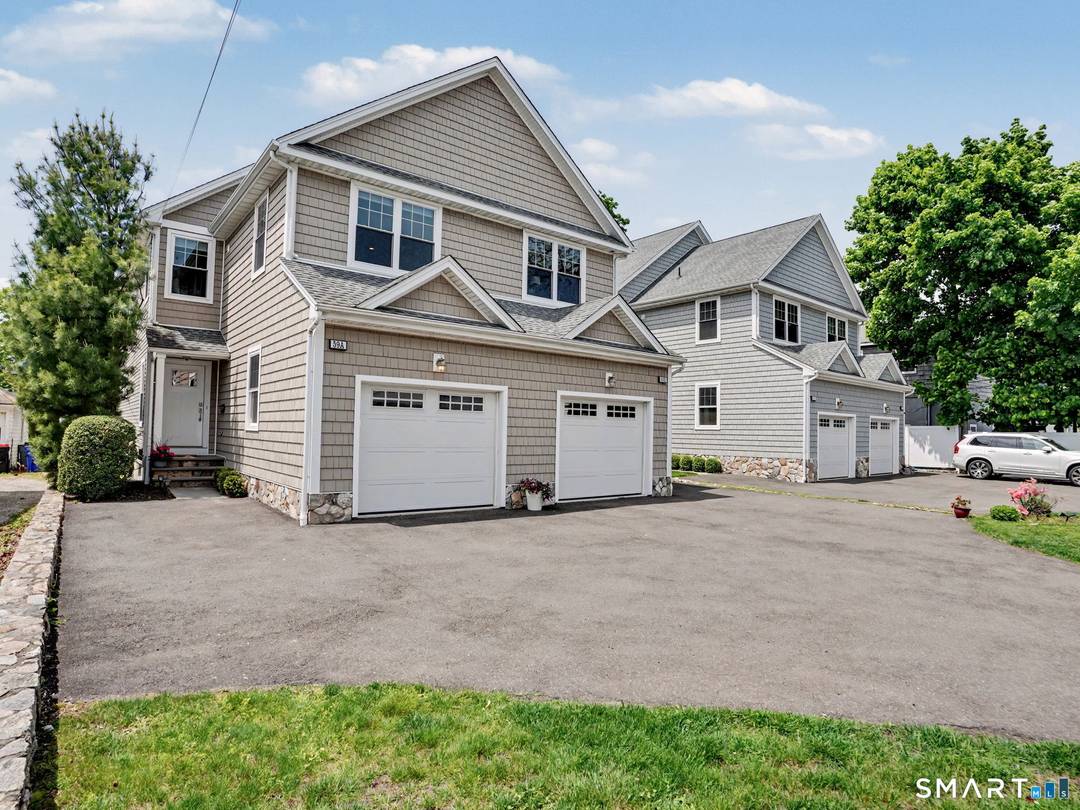 Beautifully appointed, newer townhouse in convenient East Norwalk location.
