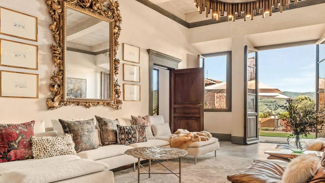 Exclusive 17th-century historic residence with a 220 m²  terrace, high-quality finishes and views over the Valdichiana, in Castiglion Fiorentino