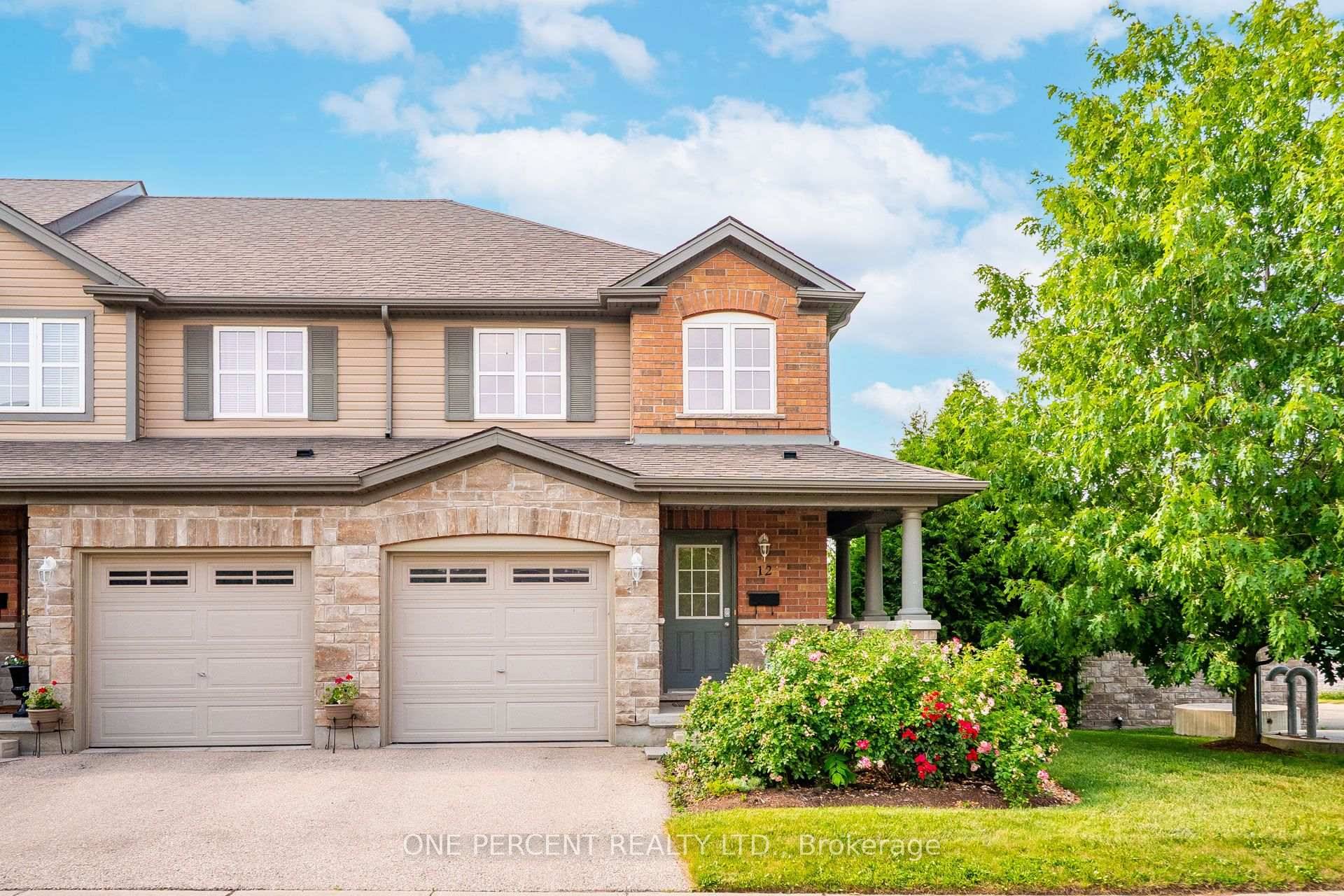 BEAUTIFUL END UNIT TOWNHOWNSE IN FANTASTIC QUIET AREA.