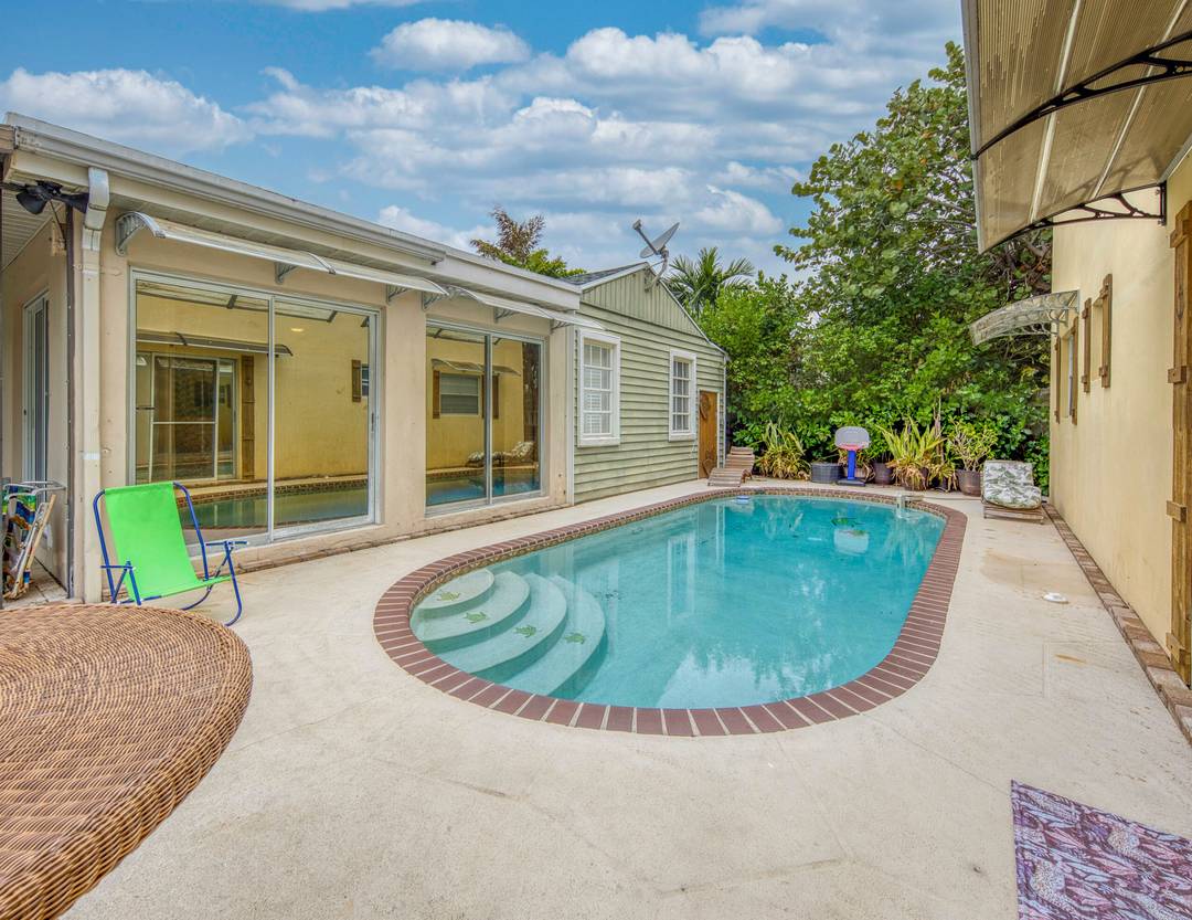 Stunning 3 Bedroom, 2 Bath House with Pool !