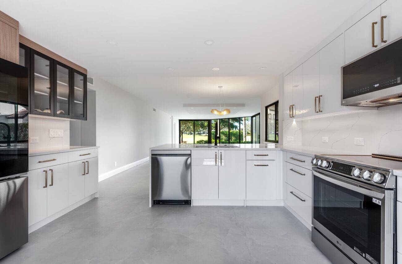 WOW ! ! ! Gleneagles Premiere Renovator has completed another stunning full renovation in a fantastic location !