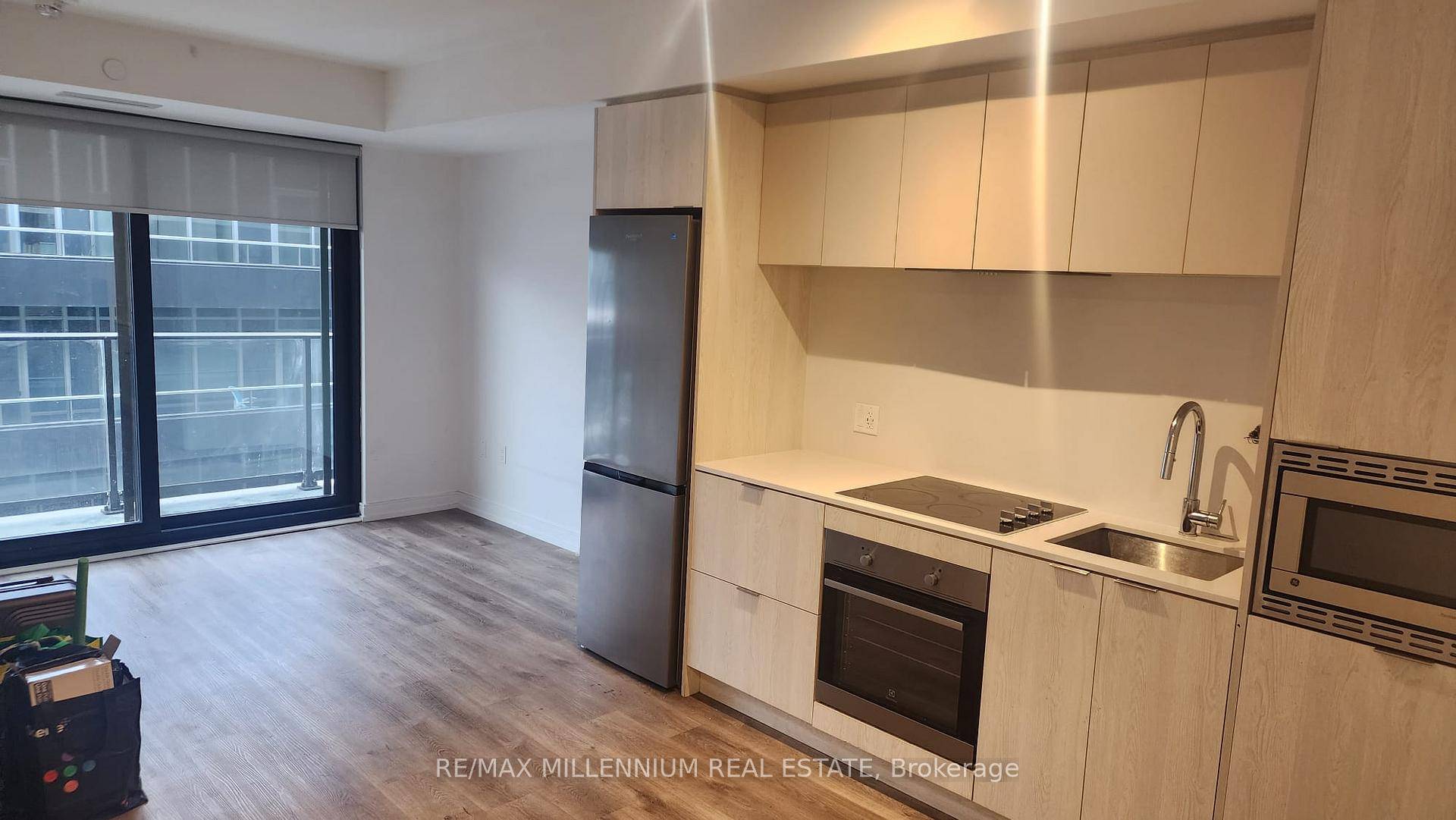 Welcome to 1 Jarvis Street, an exceptional new 2 bedroom, 2 bathroom condo by EMBLEM Developments, where sophisticated design meets the vibrant energy of Downtown Hamilton.