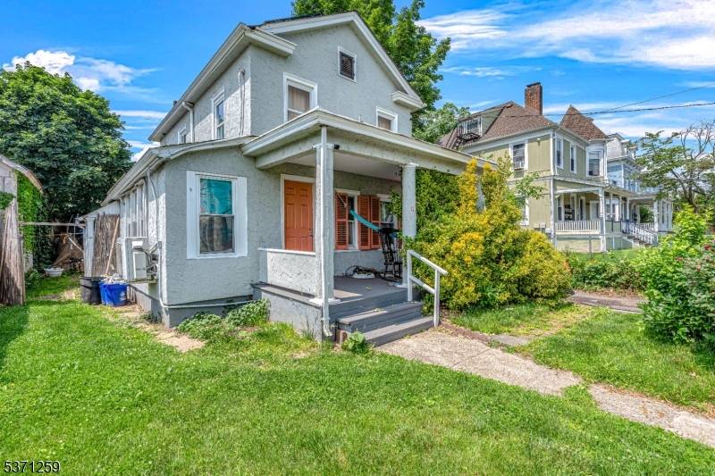 Welcome to this charming 2 bedroom, 1 bath home featuring energy saving solar panels.