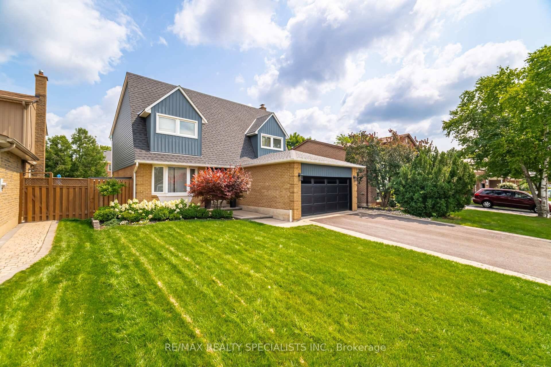 Stunning Family Home in Sought After Bronte Meadows !