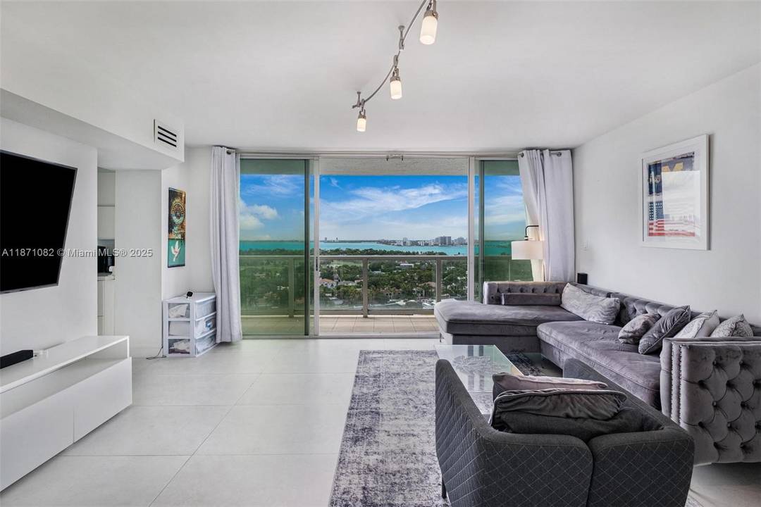 Stunning 2 Bed 2 Bath with Endless Views !