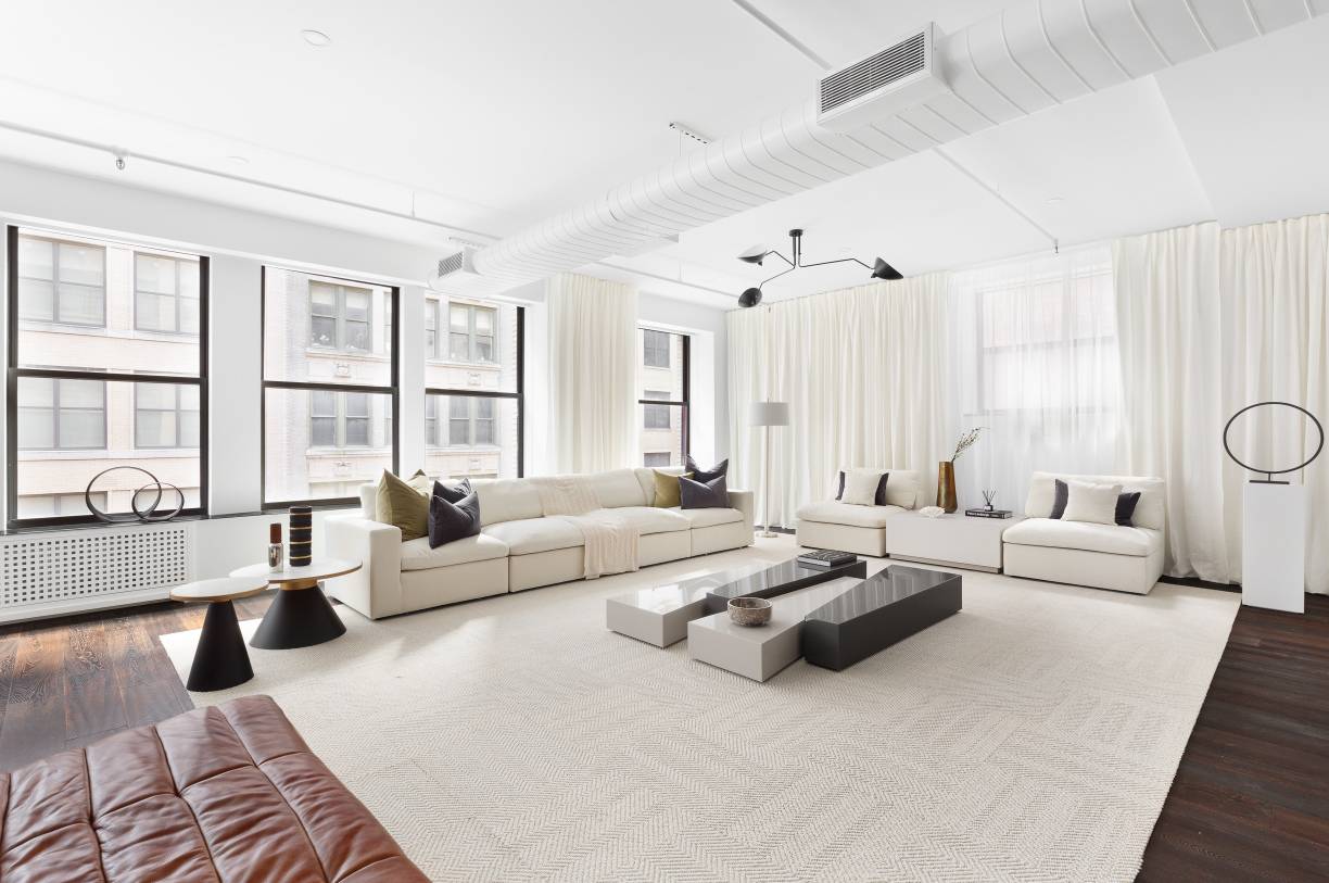 Live Artfully Once in a rare while, a truly exceptional home graces these pages, turning heads and melting hearts.