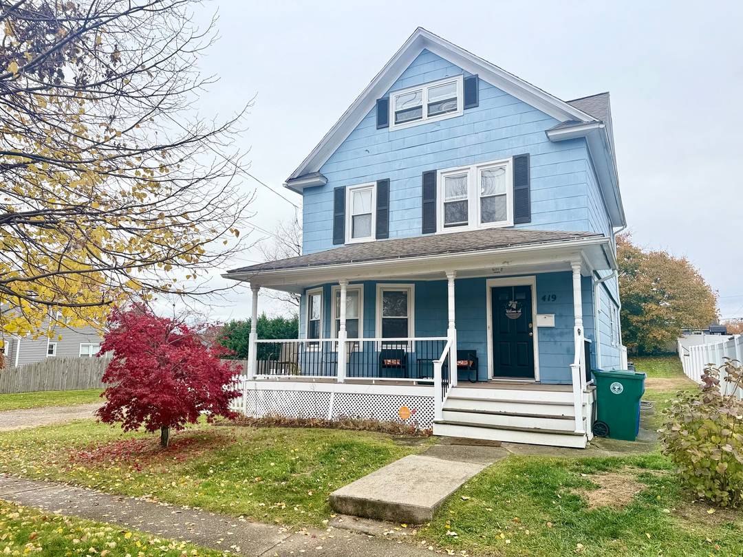 Welcome to Paradise Green and this lovely Colonial, a home just a stone's throw away from shops and stores, ready to make you feel right at home !