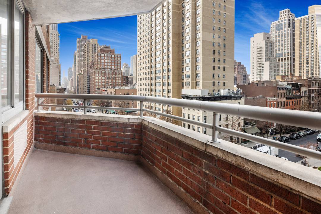 SUNLIT ONE BEDROOM WITH PANORAMIC VIEWS FROM PRIVATE TERRACE This one bedroom gem receives beautiful light all day.