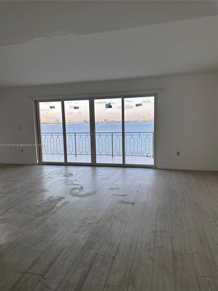 BREATHTAKING BAY, INTRACOASTAL AND CITY VIEWS, THIS 2 MASTER BEDROOMS APARTMENTS HAS LARGE WINDOWS WITH PLENTY AND BEAUTIFUL LIGHT AND PANORAMIC VIEWS.