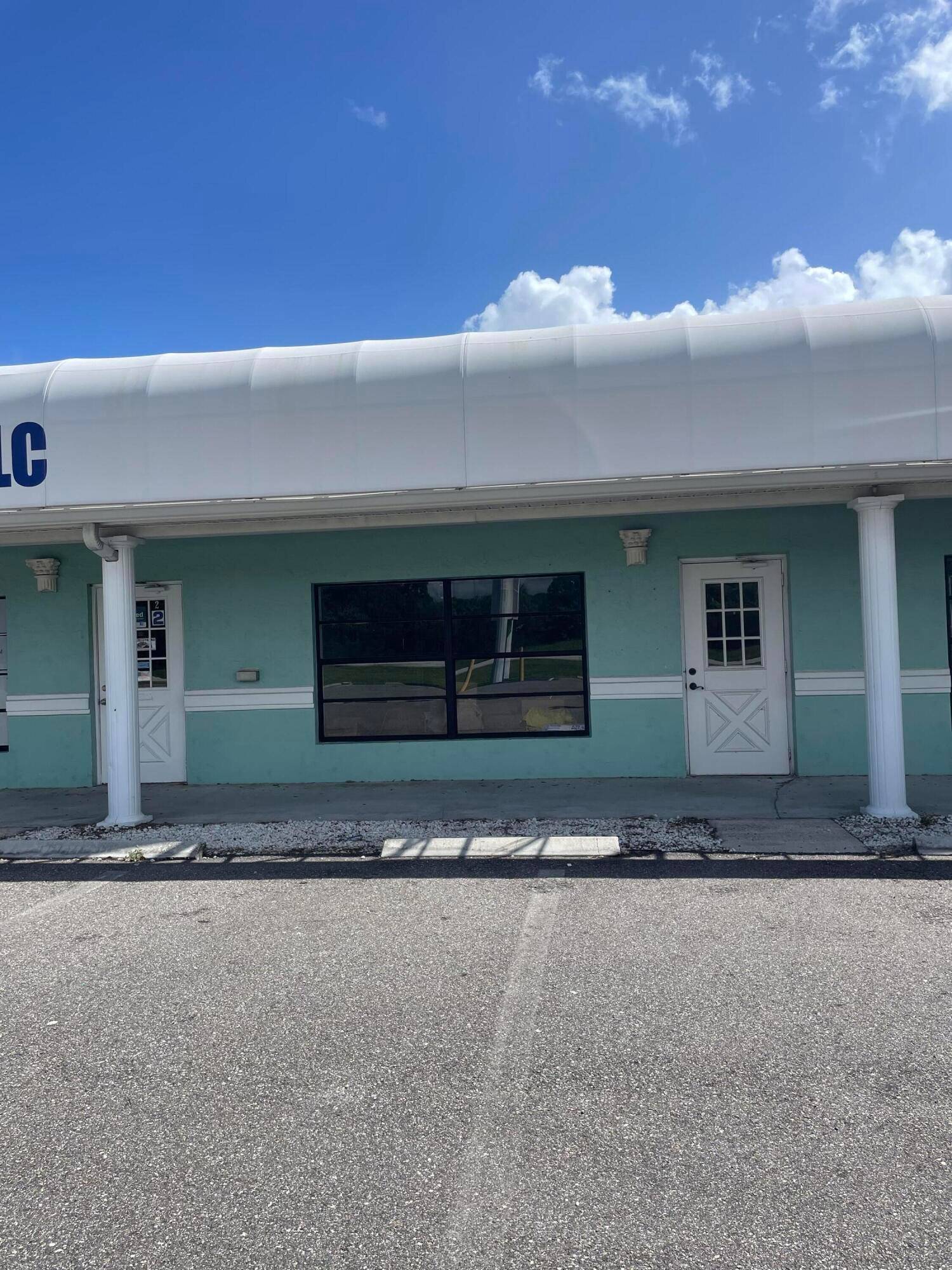 Small plaza with ample parking, One room, open floor.