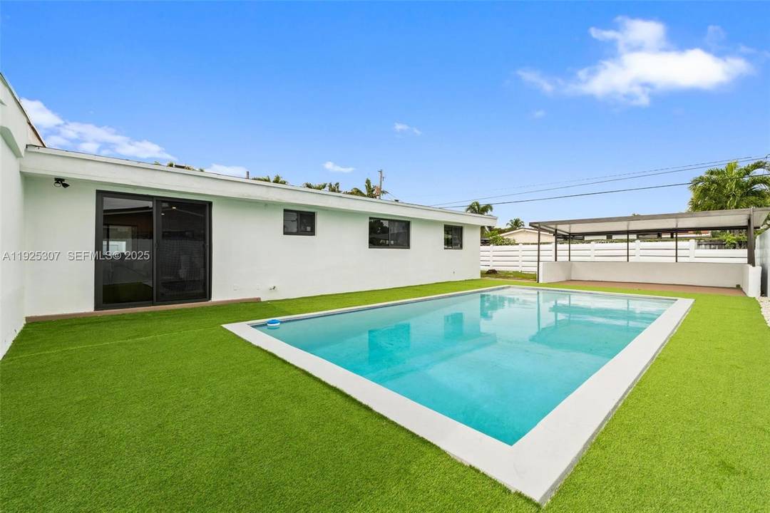 One of the largest homes in the area, this spacious residence offers 4 bedrooms and 3 bathrooms, plus an additional flexible room with a private, independent entrance, ideal for extended ...