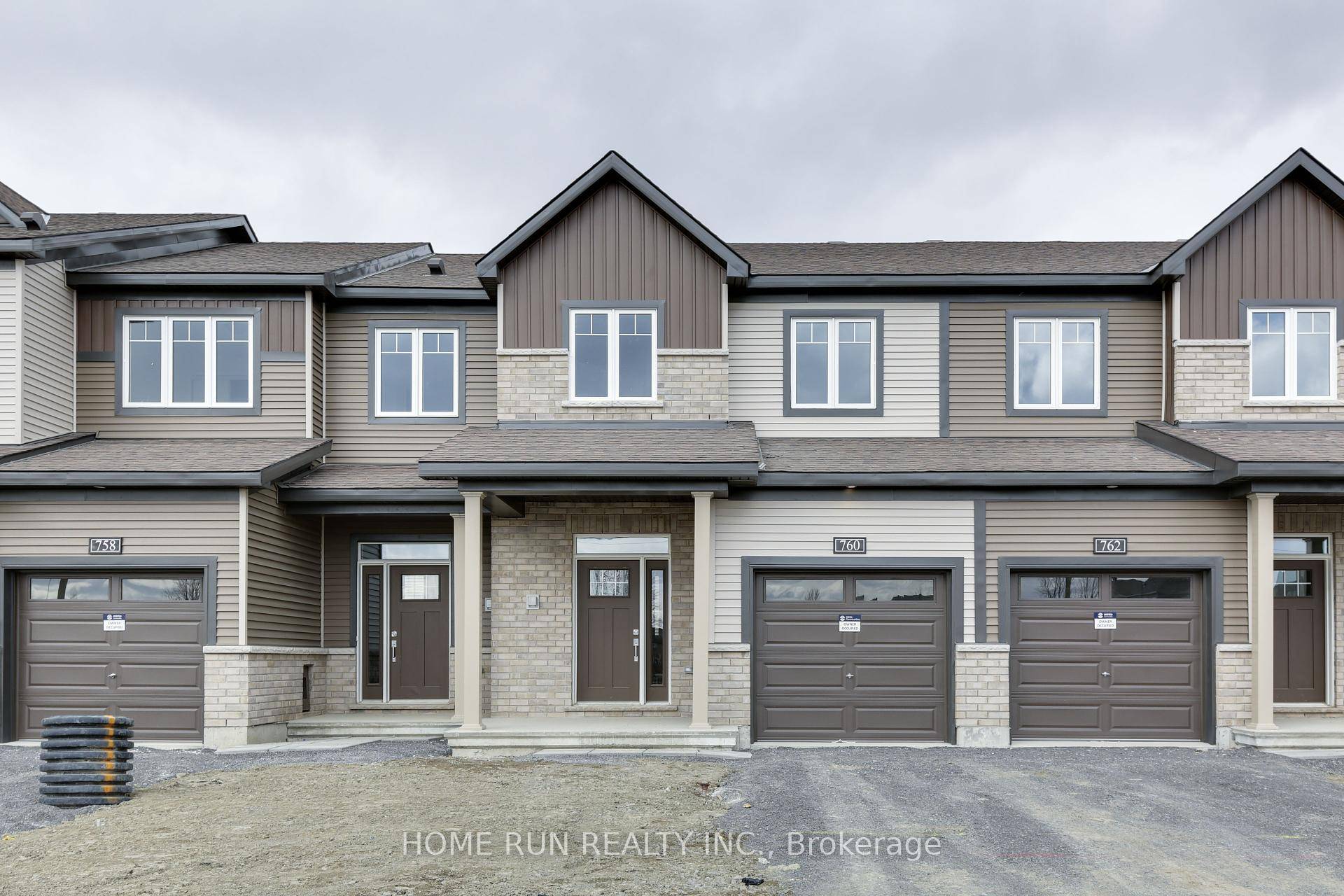 Beautiful and maintained townhome located in the peaceful Brookline community of Kanata !