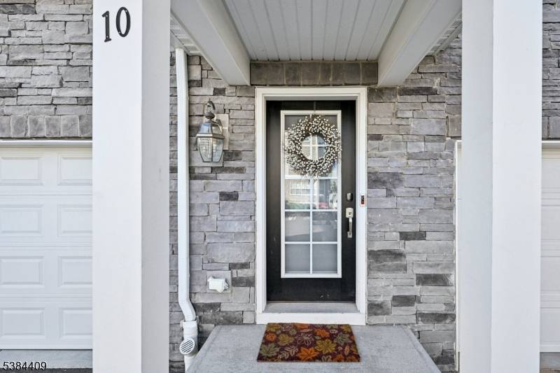 Sophisticated Pershing END UNIT designed for today's modern lifestyle !