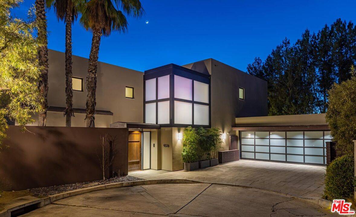 9376   CLAIRCREST DR Beverly Hills LA
