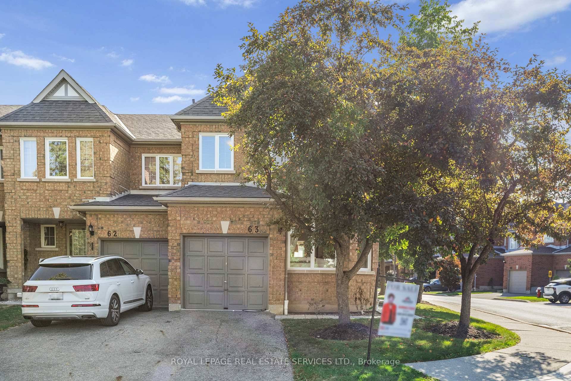 Renovated 4 Bedroom Premium End Unit Townhome in Prime Erin Mills !