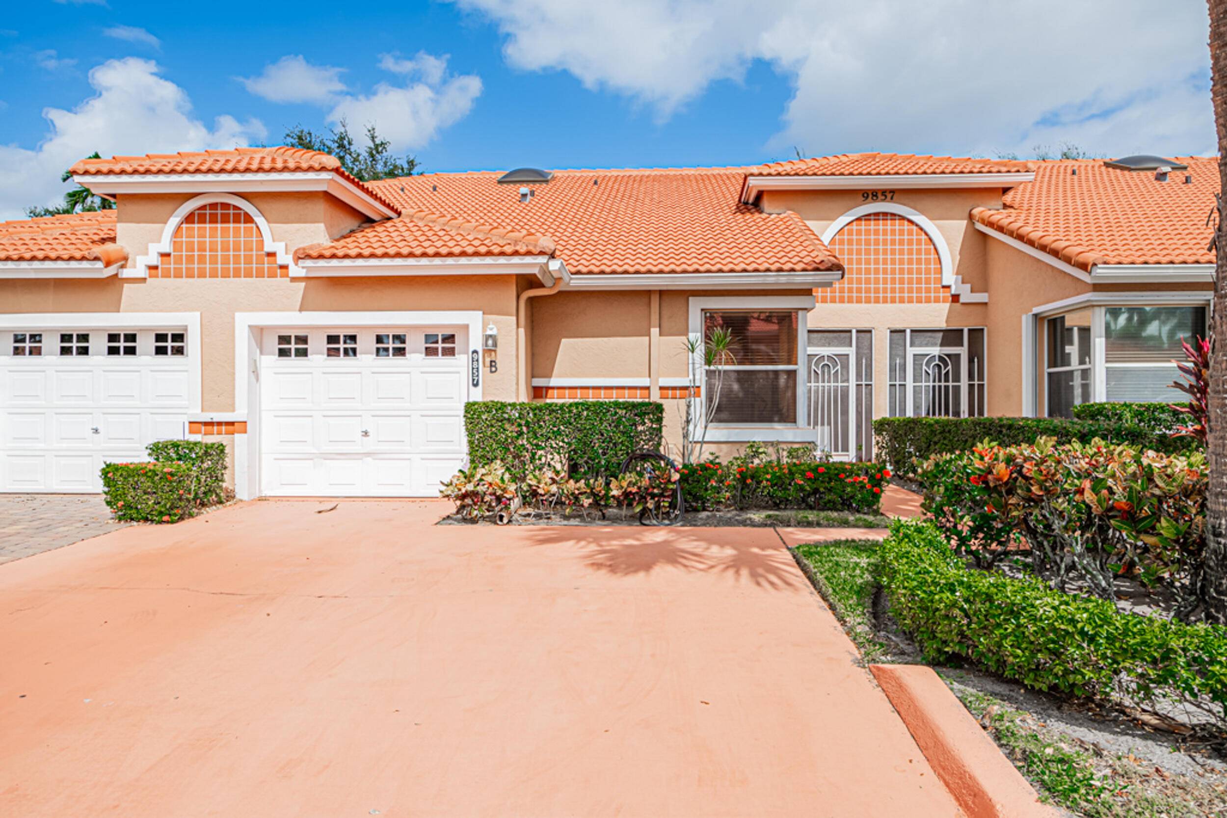 Come see this lovely 2 bedroom 2 bathroom villa located in in the vibrant 55 community of Palm Isles just a very short walk to the satellite pool !