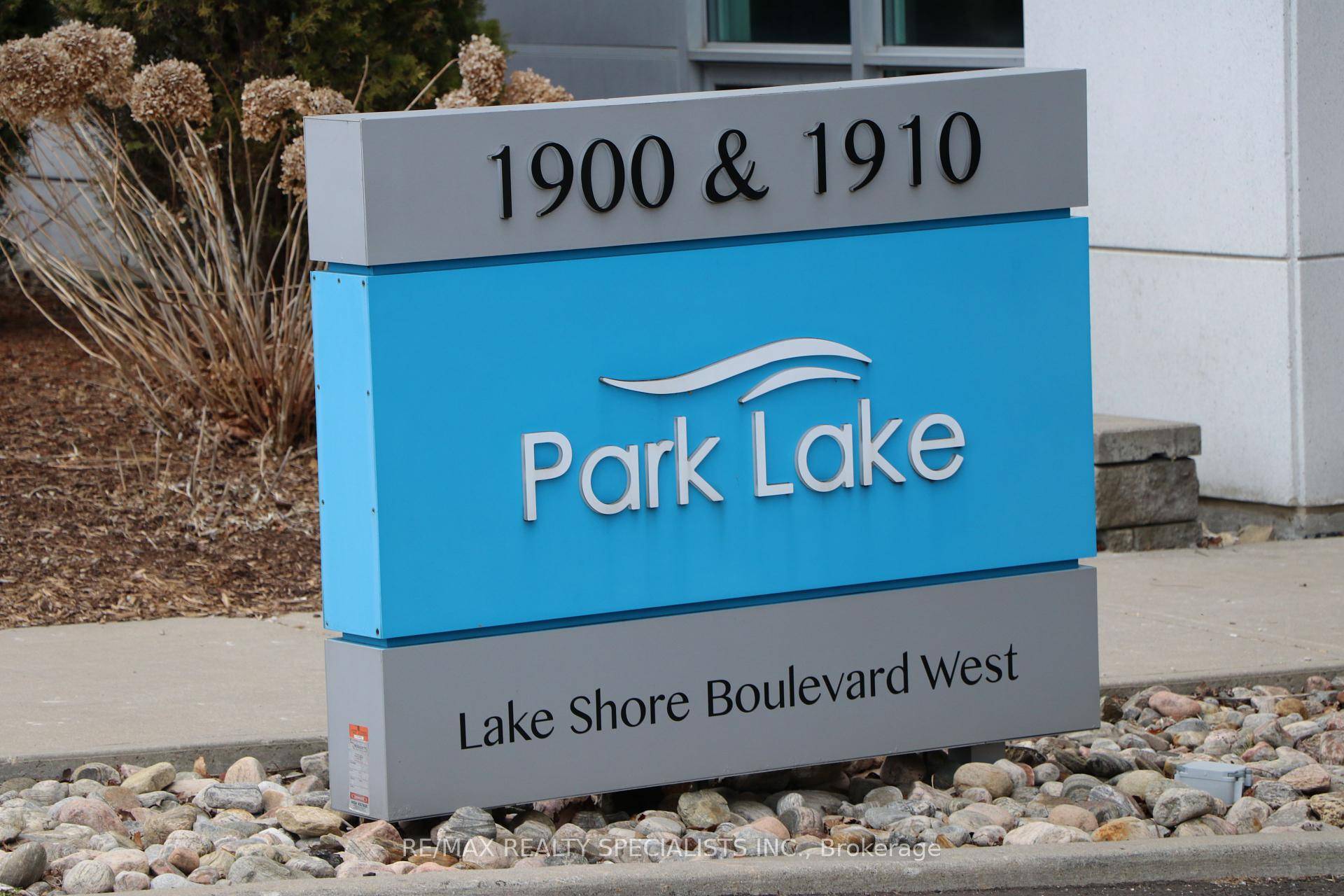 Amazing 860 Sq Ft Suite At Desirable Park Lake Residences !
