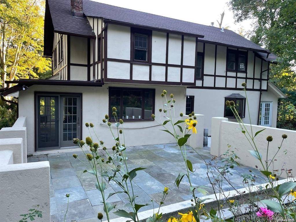 Originally built in 1908 and inspired by the American Arts amp ; Crafts movement and Gustav Stickley s architectural vision, this pristine Tudor residence in Glen Cove was fully renovated ...