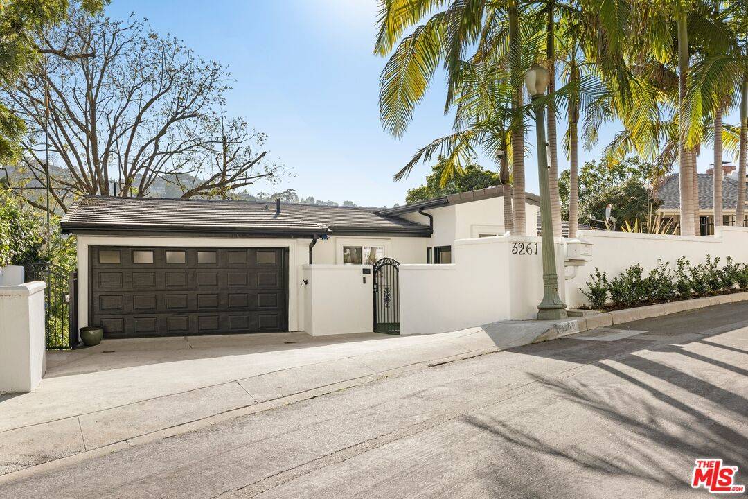 3261  N Knoll Dr 4.0 Hollywood Hills East LA
