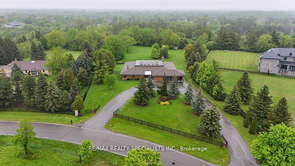 Welcome to the largest bungalow on the biggest lot for sale in all of Bram East and the prestigious L6P community.