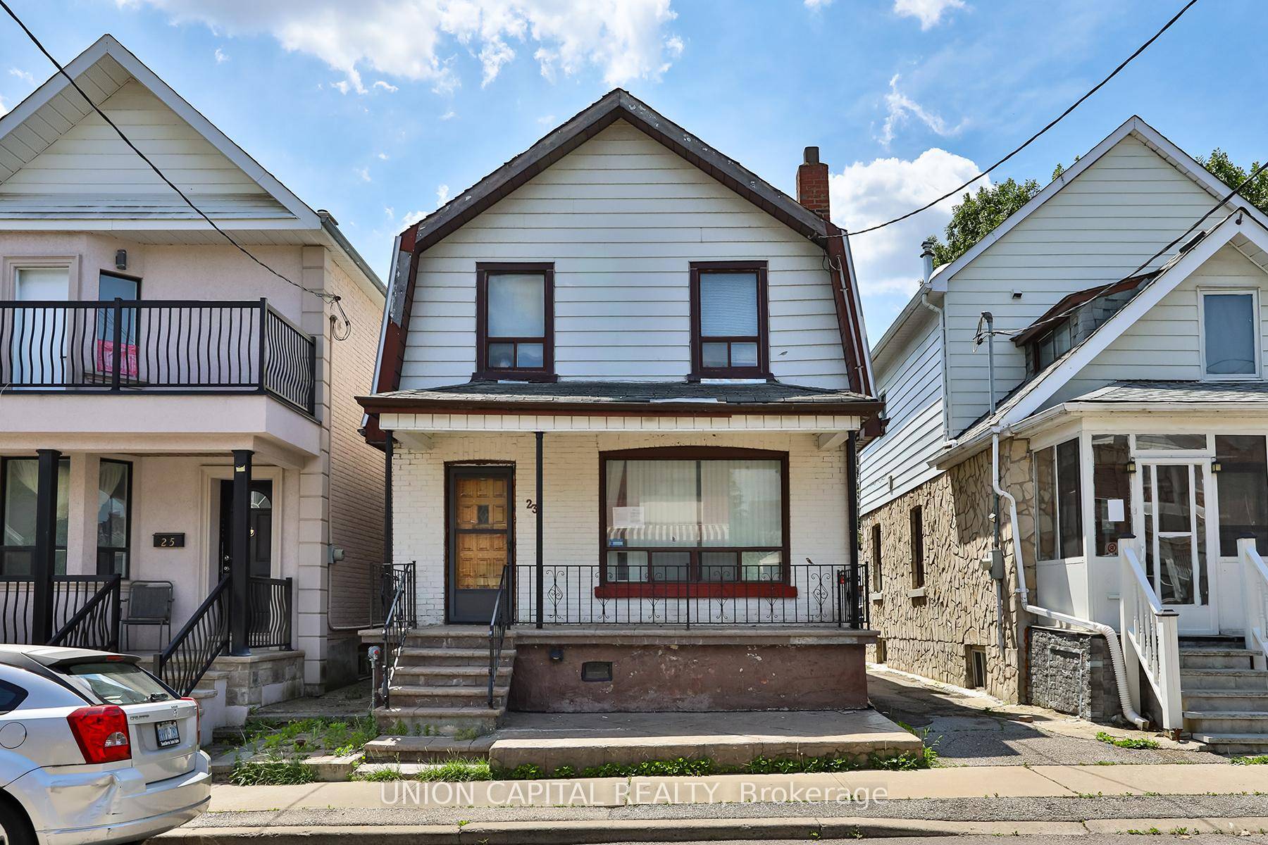 Unlock the potential of this spacious, full detached two story home, and perfectly suited for renovators, investors or buyers looking to make their mark.