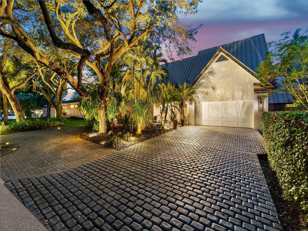 Discover Old Florida elegance in River Landings, a rare 19 home gated enclave in Fort Lauderdale known for its tree lined streets and timeless feel.