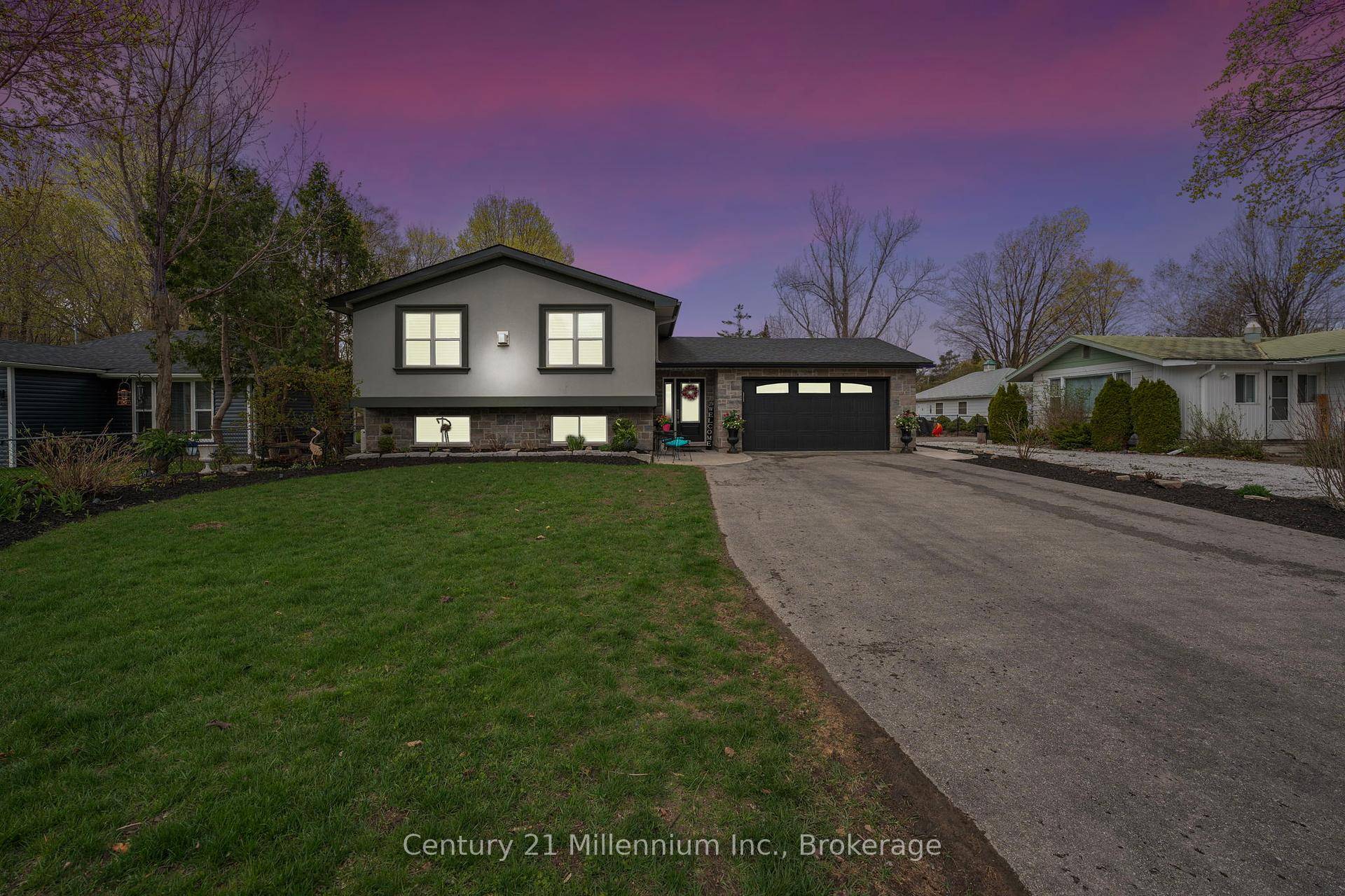 2054 Inglewood Drive, A Fully Renovated Gem on a Dream Lot !