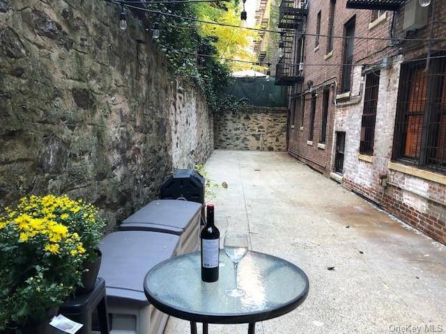 Amazing, quiet, no fee apartment available !