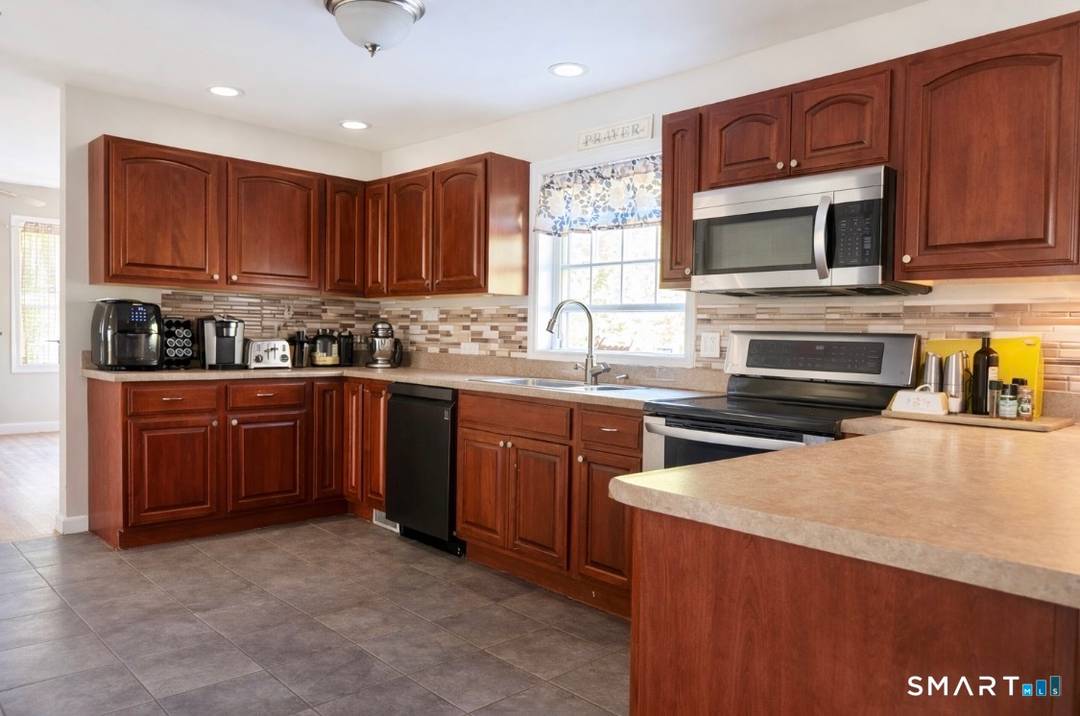 Spacious Colonial home with 2160 sq.