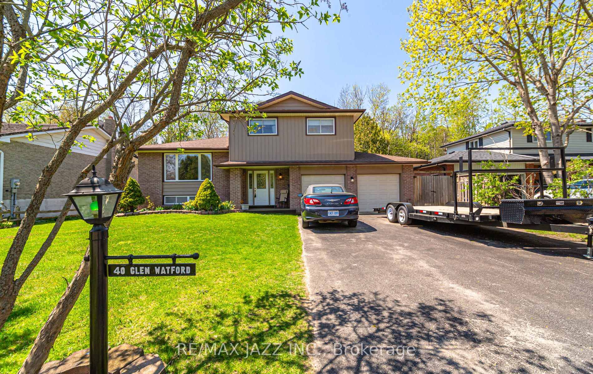 Nestled in a vibrant neighbourhood just a short stroll from the shores of Lake Ontario, this charming 4 bedroom home masterfully blends comfort with convenience.