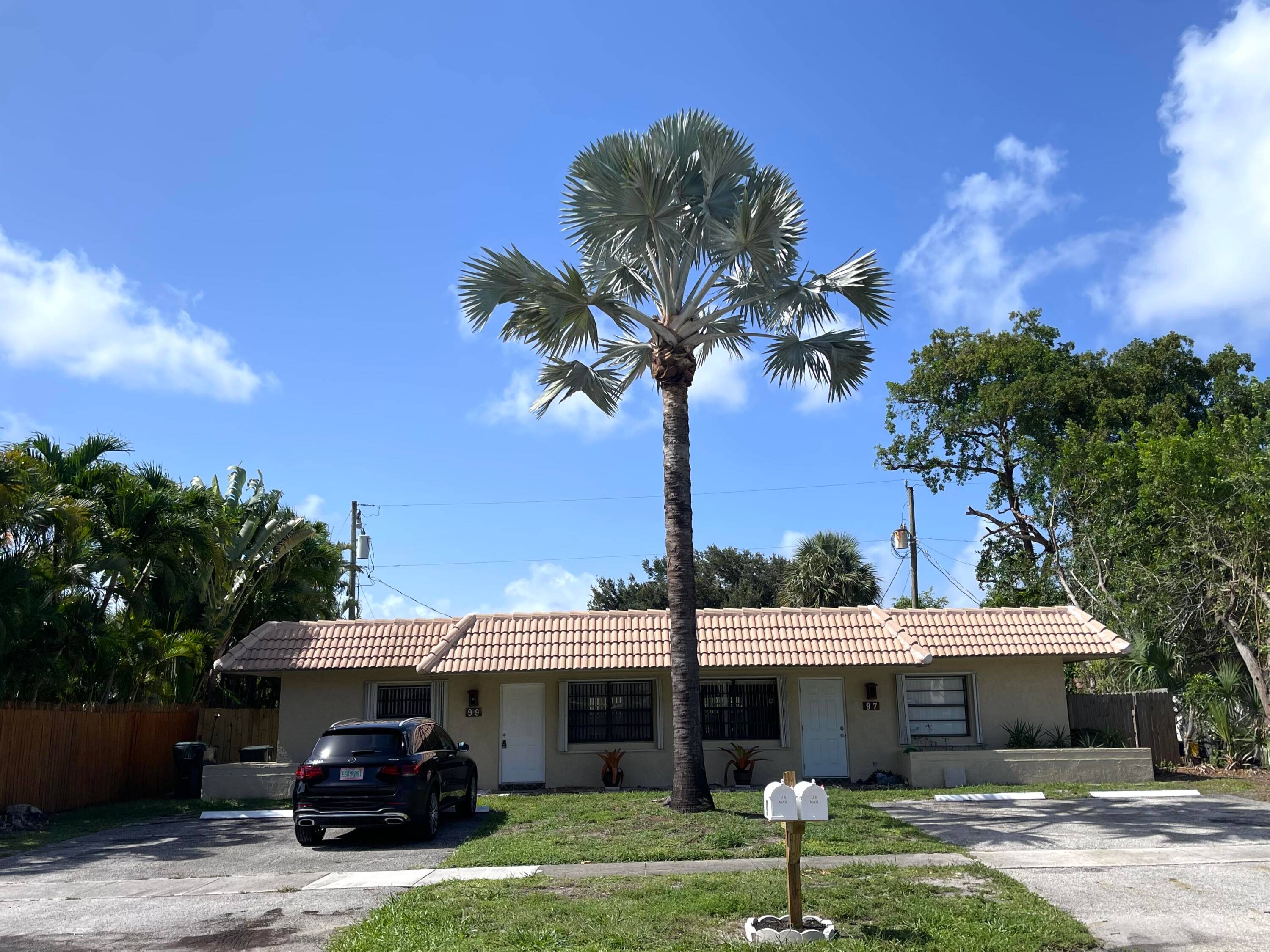 This duplex consists of 2 2's each unit with own washer and dryer and each unit have own private screen patio and private own backyard.