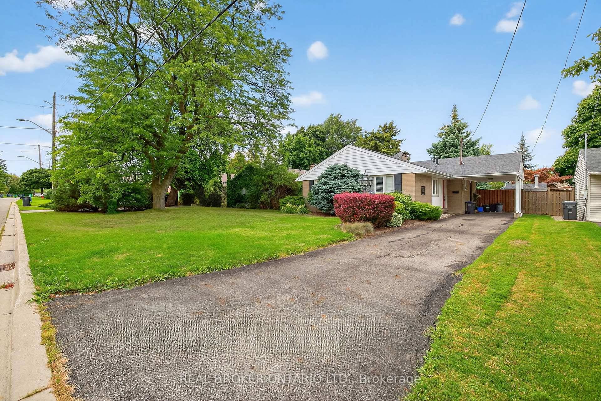 You Will Fall In Love with this Charming and Immaculate Streetsville Bungalow Situated On A Large 55 x 120 Lot On A 'Quiet' Street ; Walk To Downtown Streetsville amp ...
